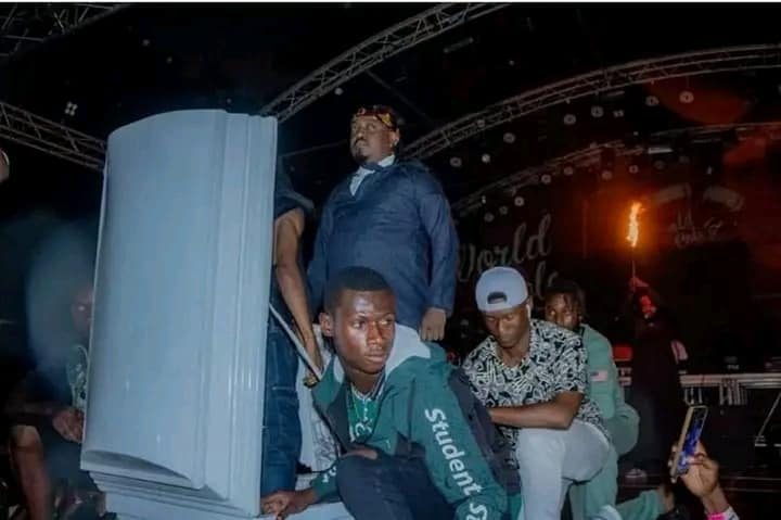 You are currently viewing <strong>DJ Abdoul choque son public en montant sur scène dans un cercueil</strong>